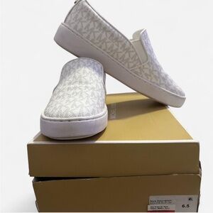 MICHAEL KORS KEATON SLIP ON WHITE/GRAY